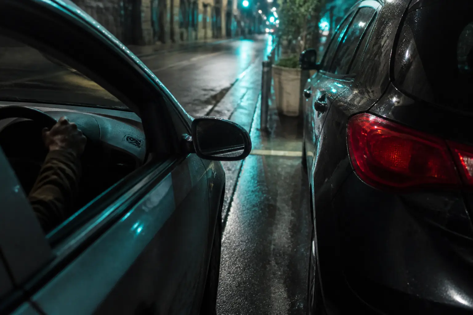 Repère pour créneau : voiture alignée près d’un véhicule repère dans une rue étroite, prête à reculer.